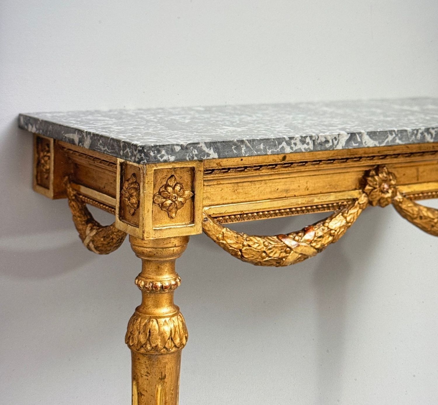 Reich verzierter Konsolentisch