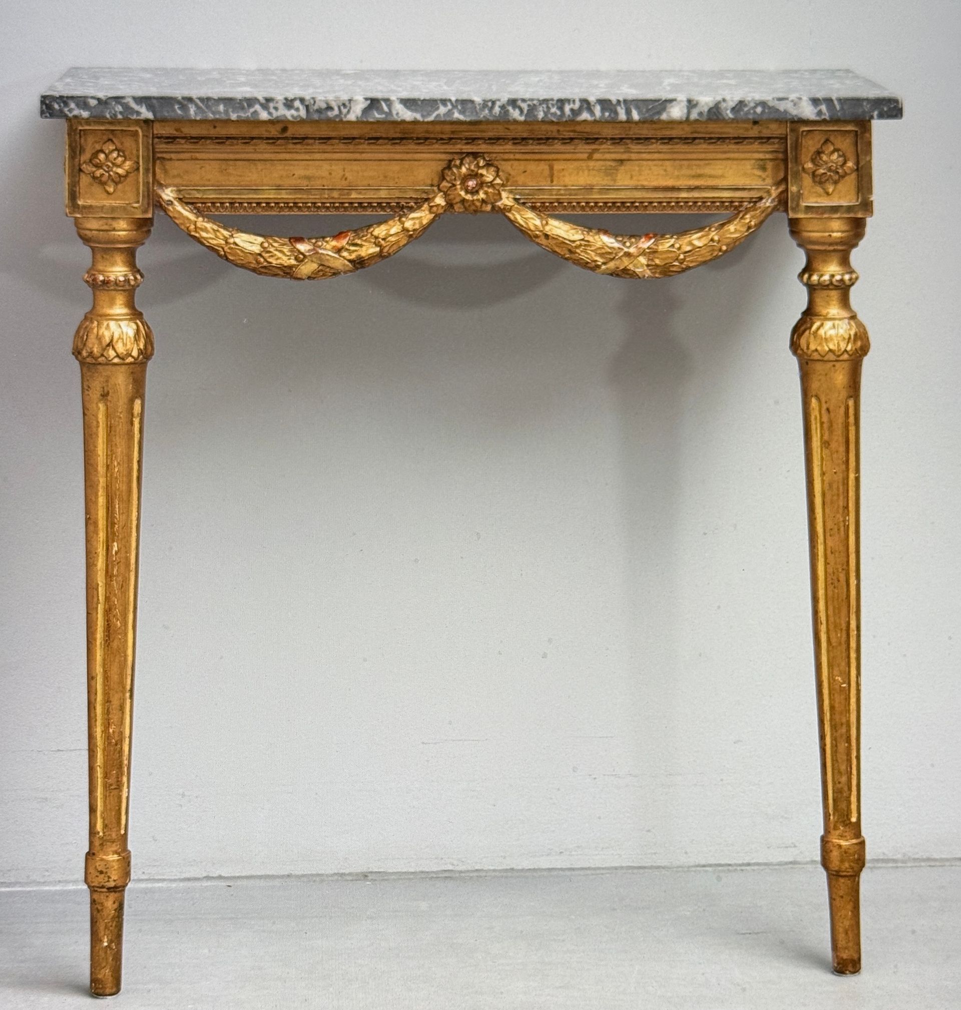 Reich verzierter Konsolentisch