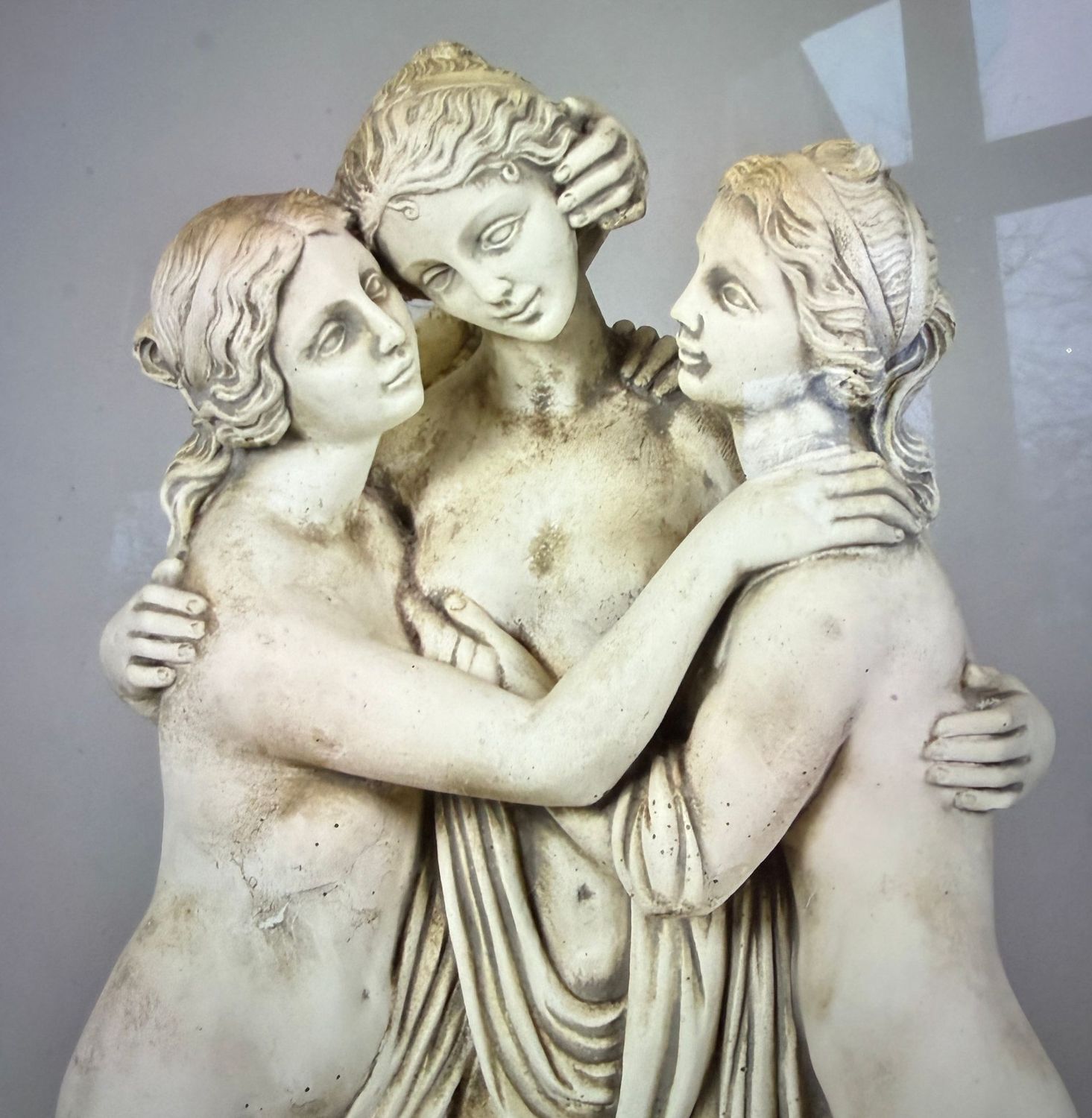 Skulptur von drei  Grazien