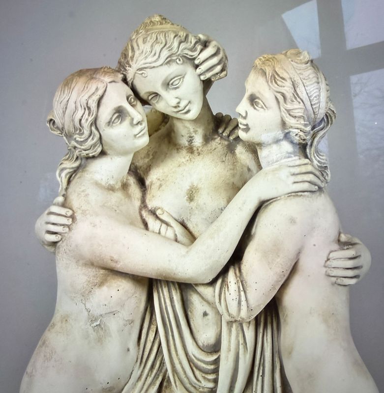 Skulptur von drei  Grazien