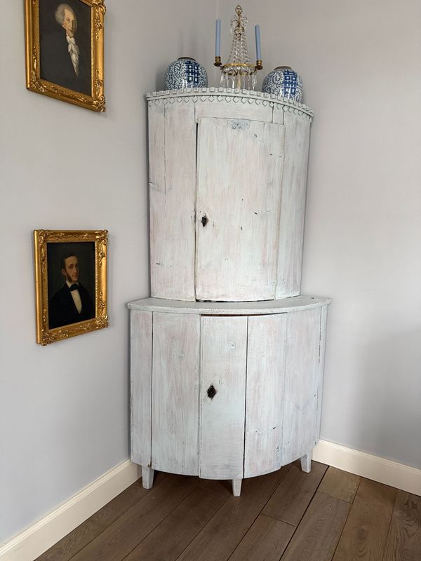 Zweiteiliger Eckschrank von 1800