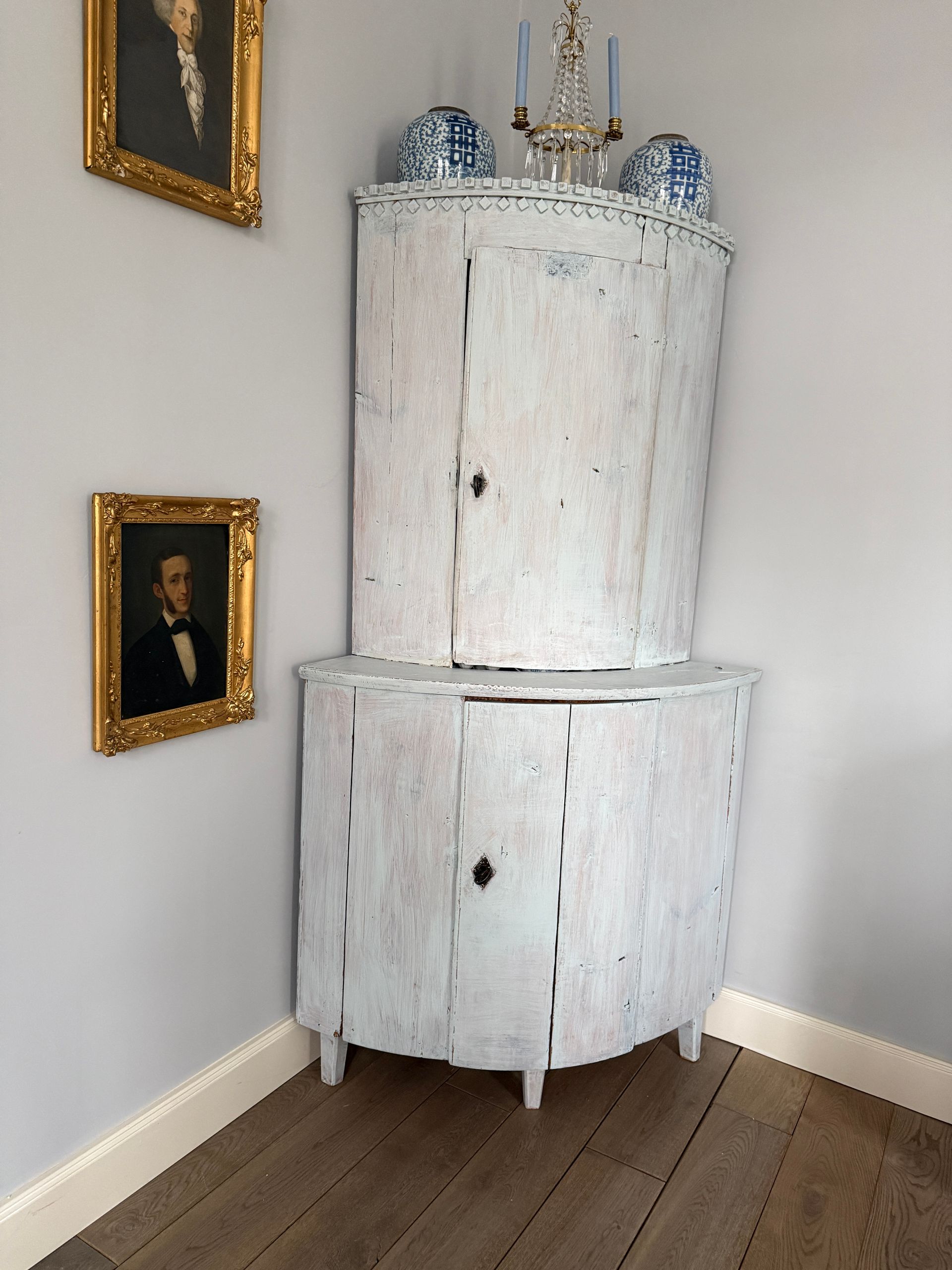 Zweiteiliger Eckschrank aus dem 18. Jahrhundert