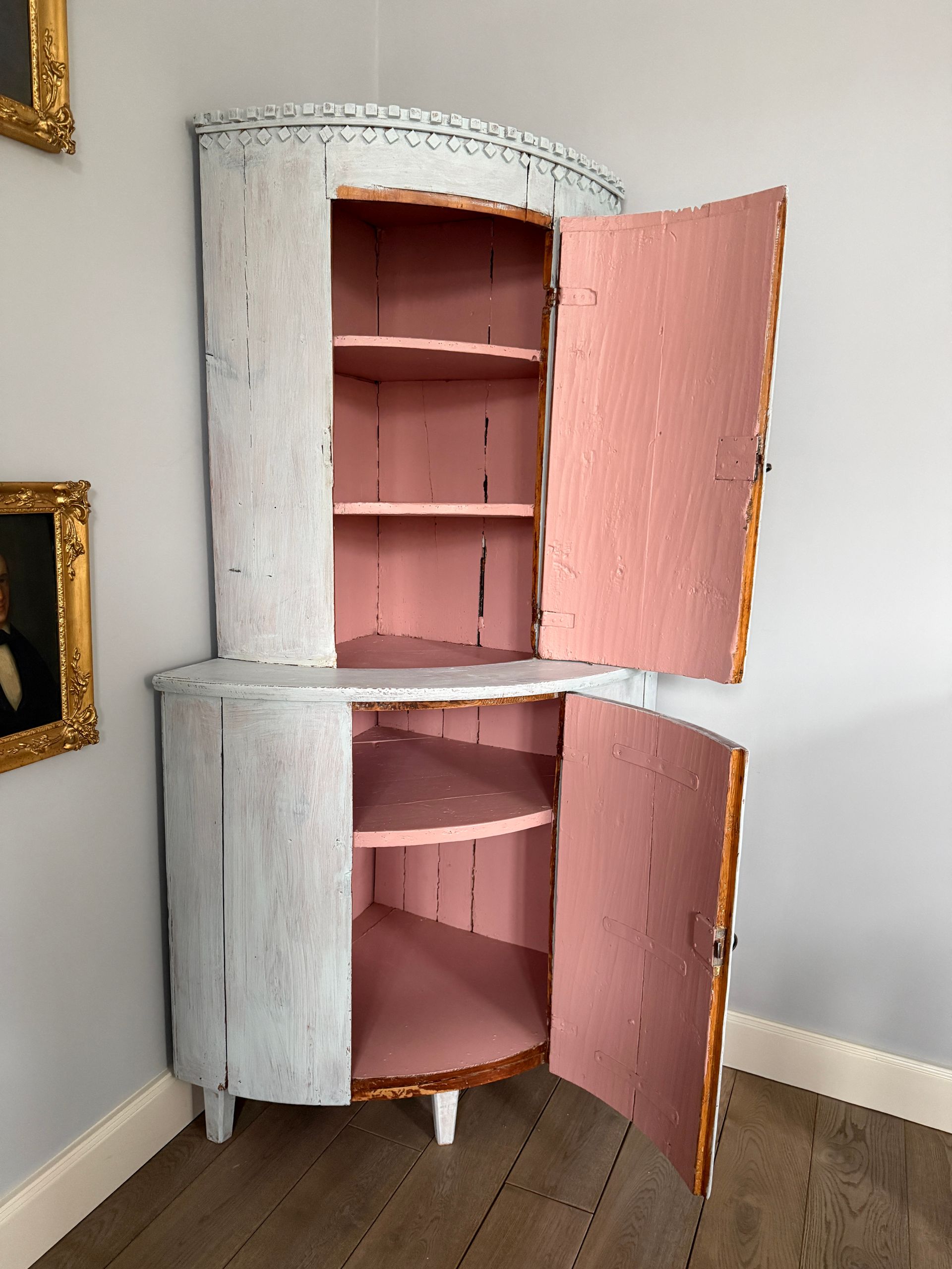 Zweiteiliger Eckschrank von 1800