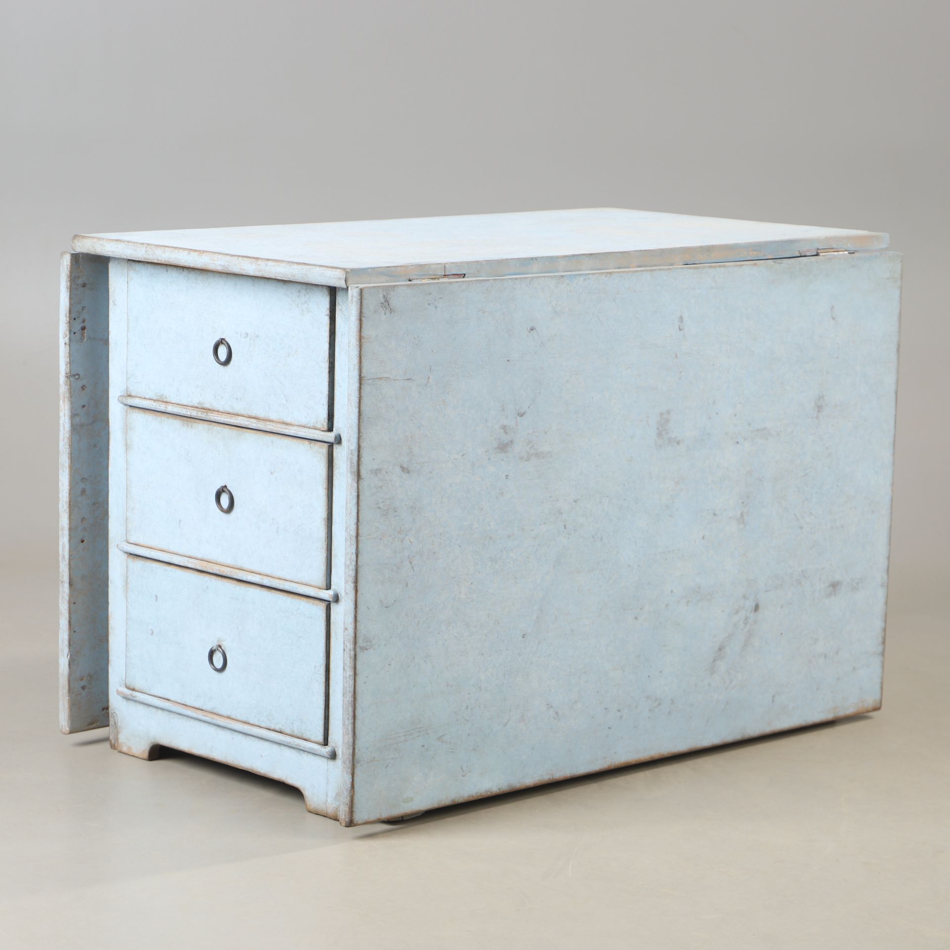 Klapptisch mit drei Schubladen