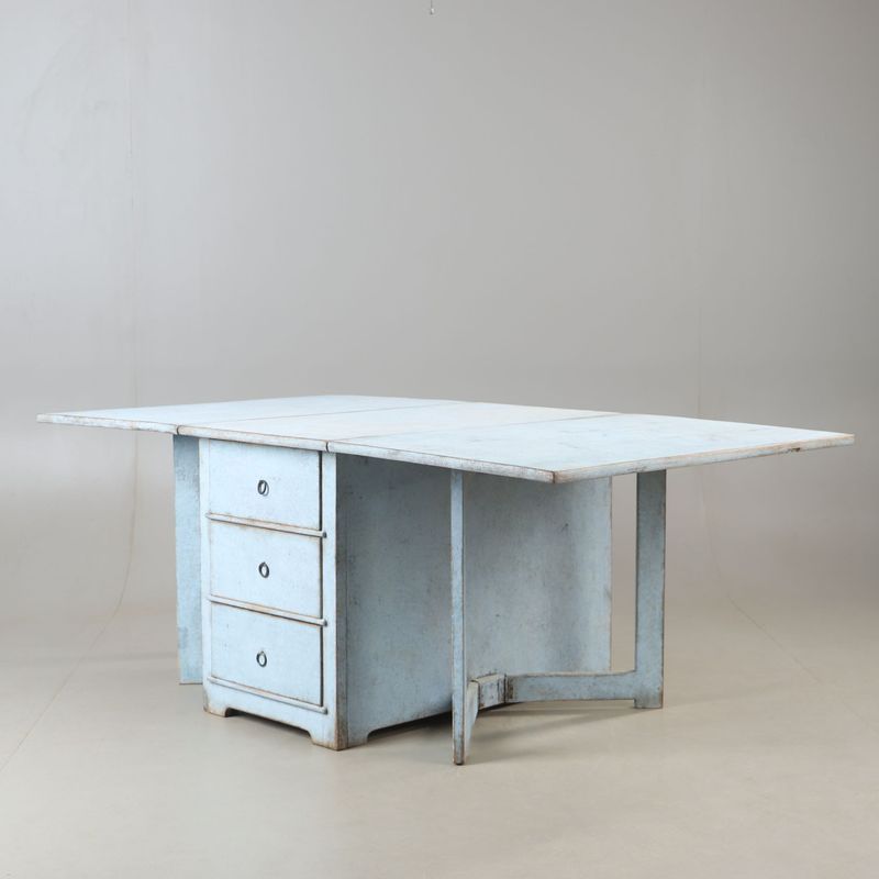 Klapptisch mit drei Schubladen Klapptisch mit drei Schubladen