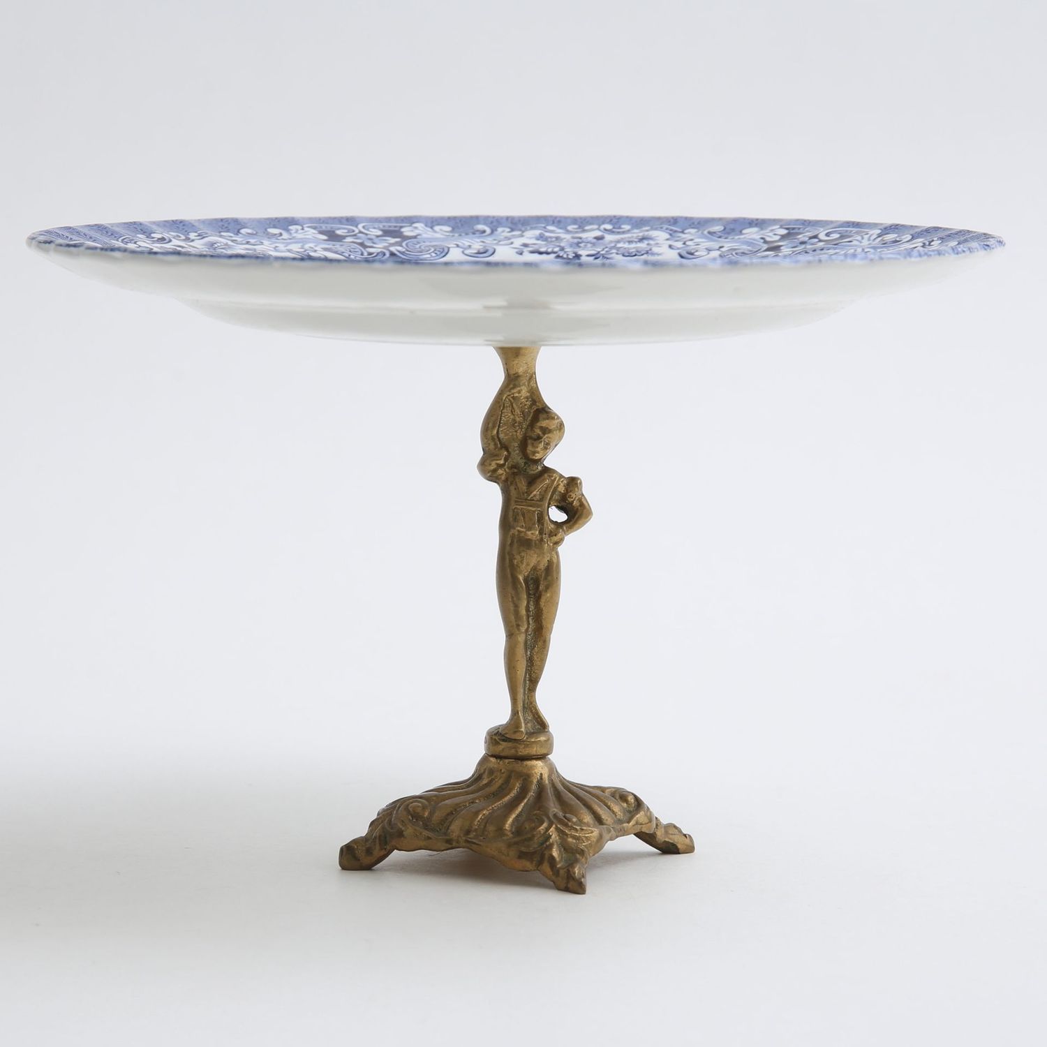 Kuchenteller auf hohem Fuß