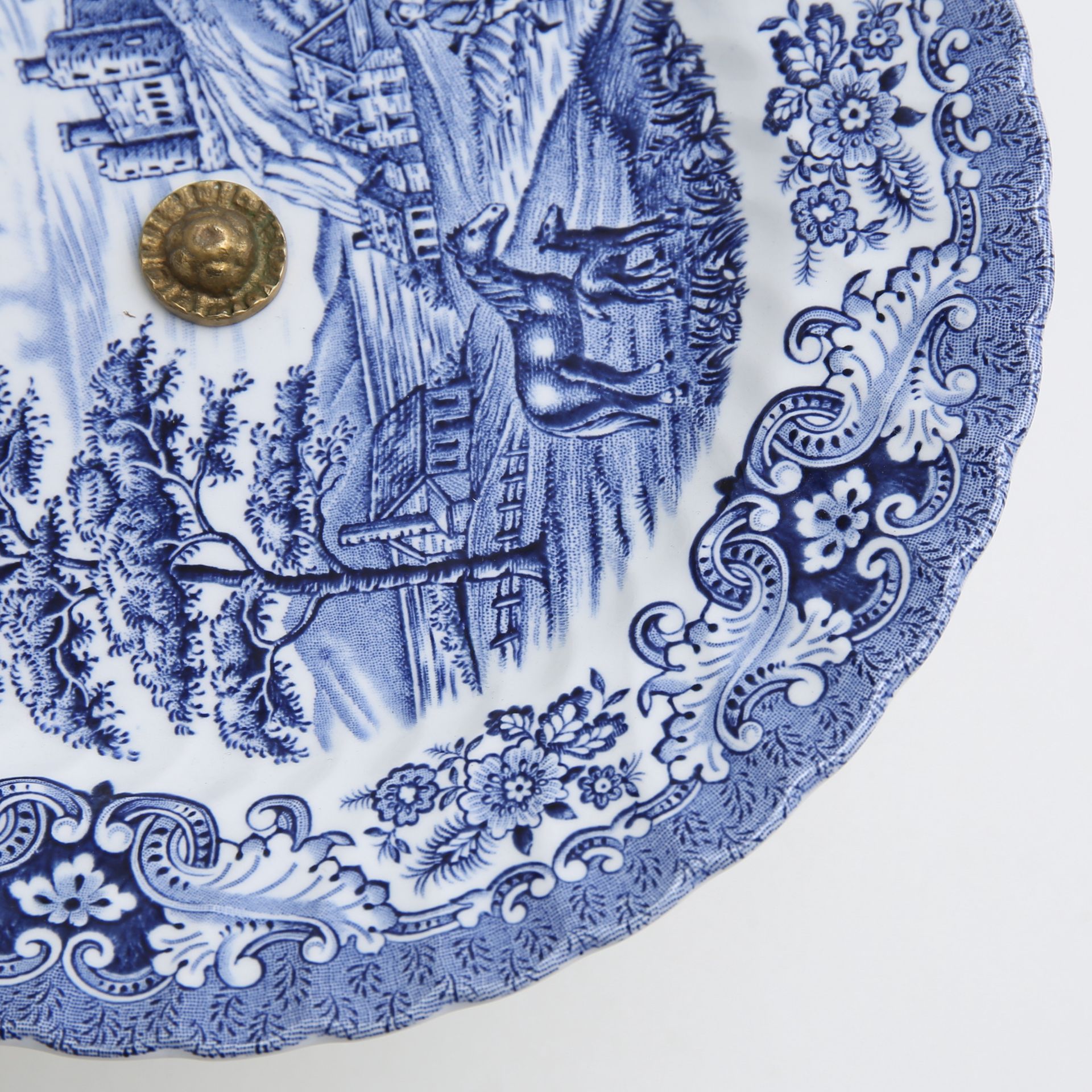 Kuchenteller auf hohem Fuß