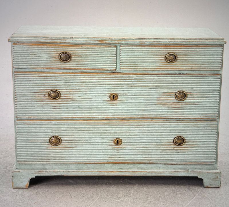 Kannelierte Kommode von 1810
