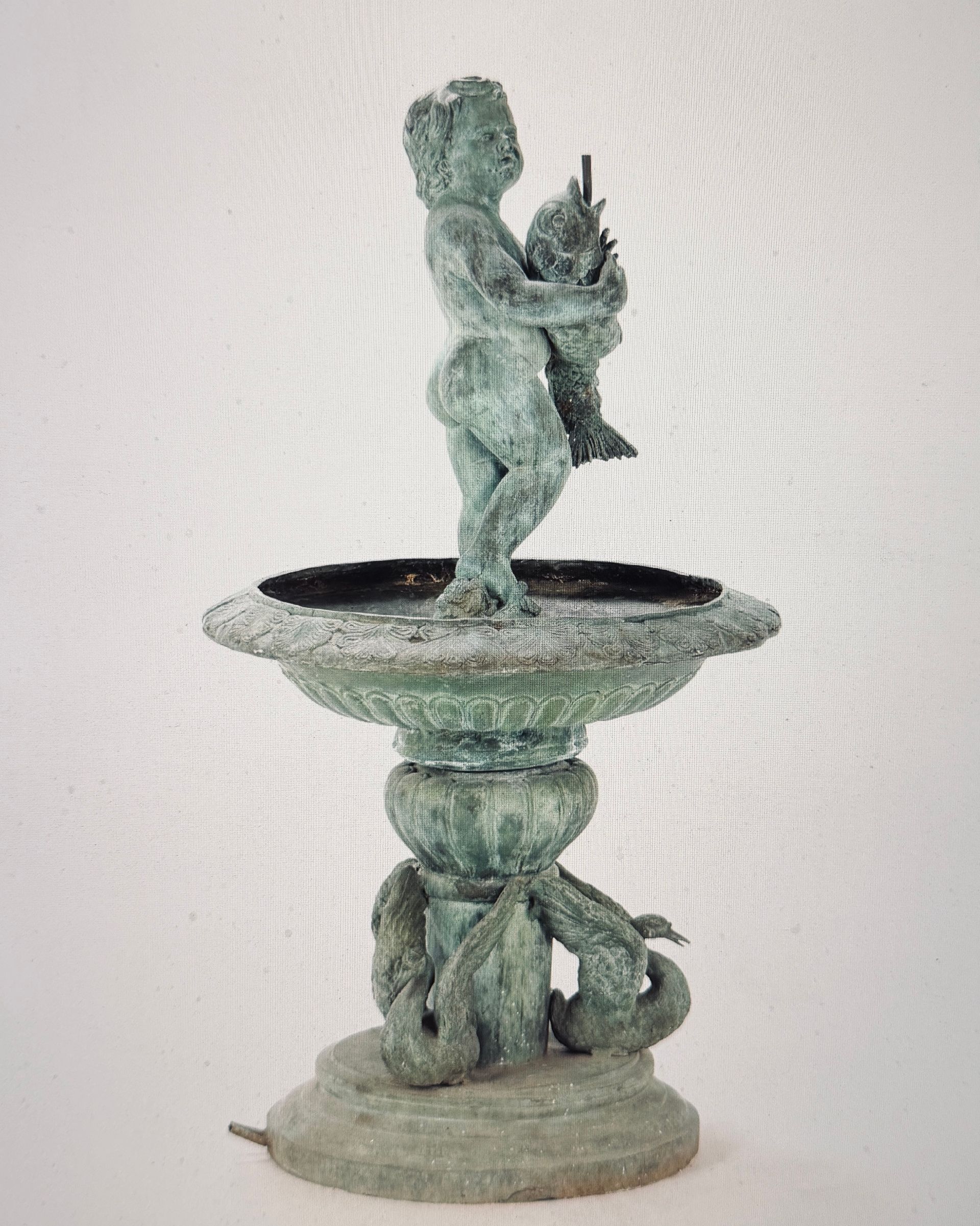 Alter Gartenbrunnen aus patiniertem Metall
