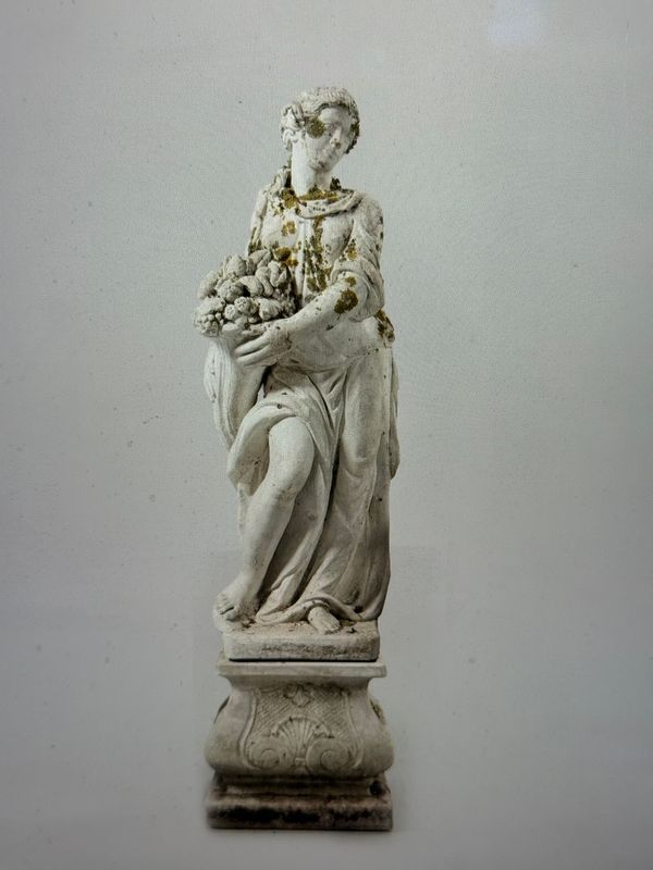 Gartenstatue in Form einer antiken Göttin