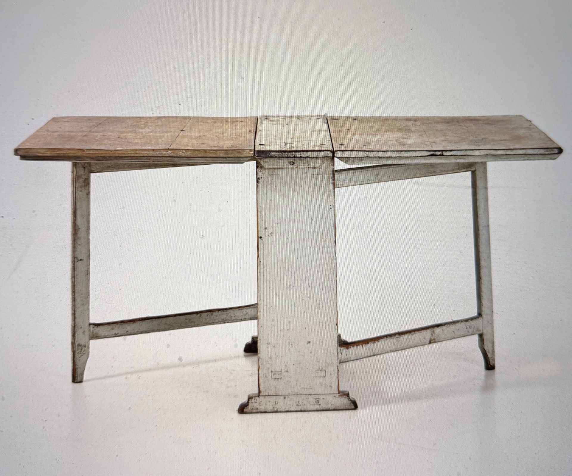 Original Klapptisch in moderater Größe von 1850