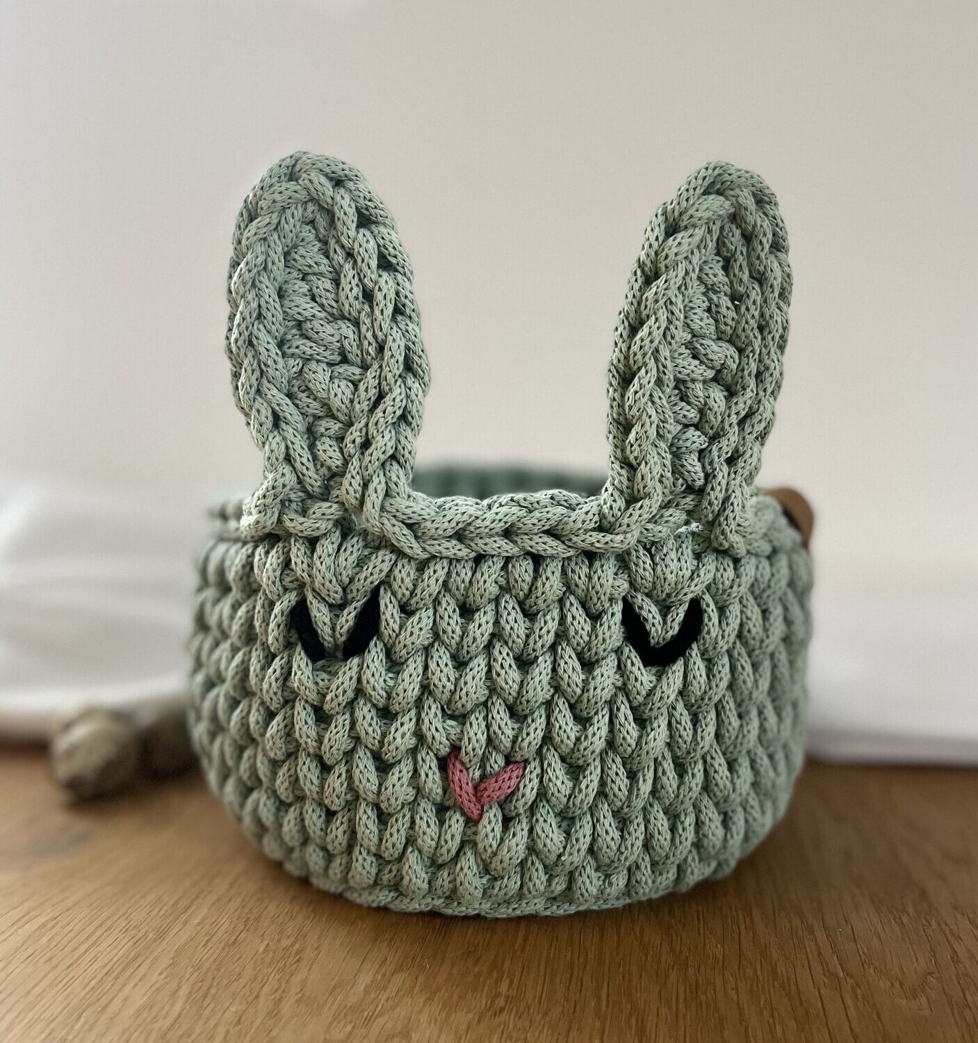 Motivkorb "Hase" / Farbe Aloe mit Gesicht