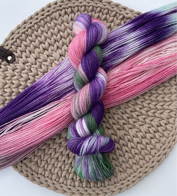 Sockenwolle 4-fach, 100g, Merino Sockenwolle 4-fach, 100g, Merino "Rose trifft Lavendel"