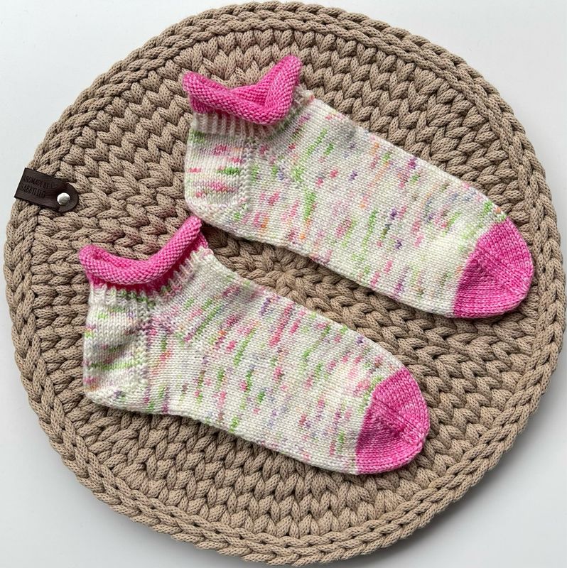 Sneaker-Socken aus handgefärbter 4-fach Sockenwolle -  Größe 37/38