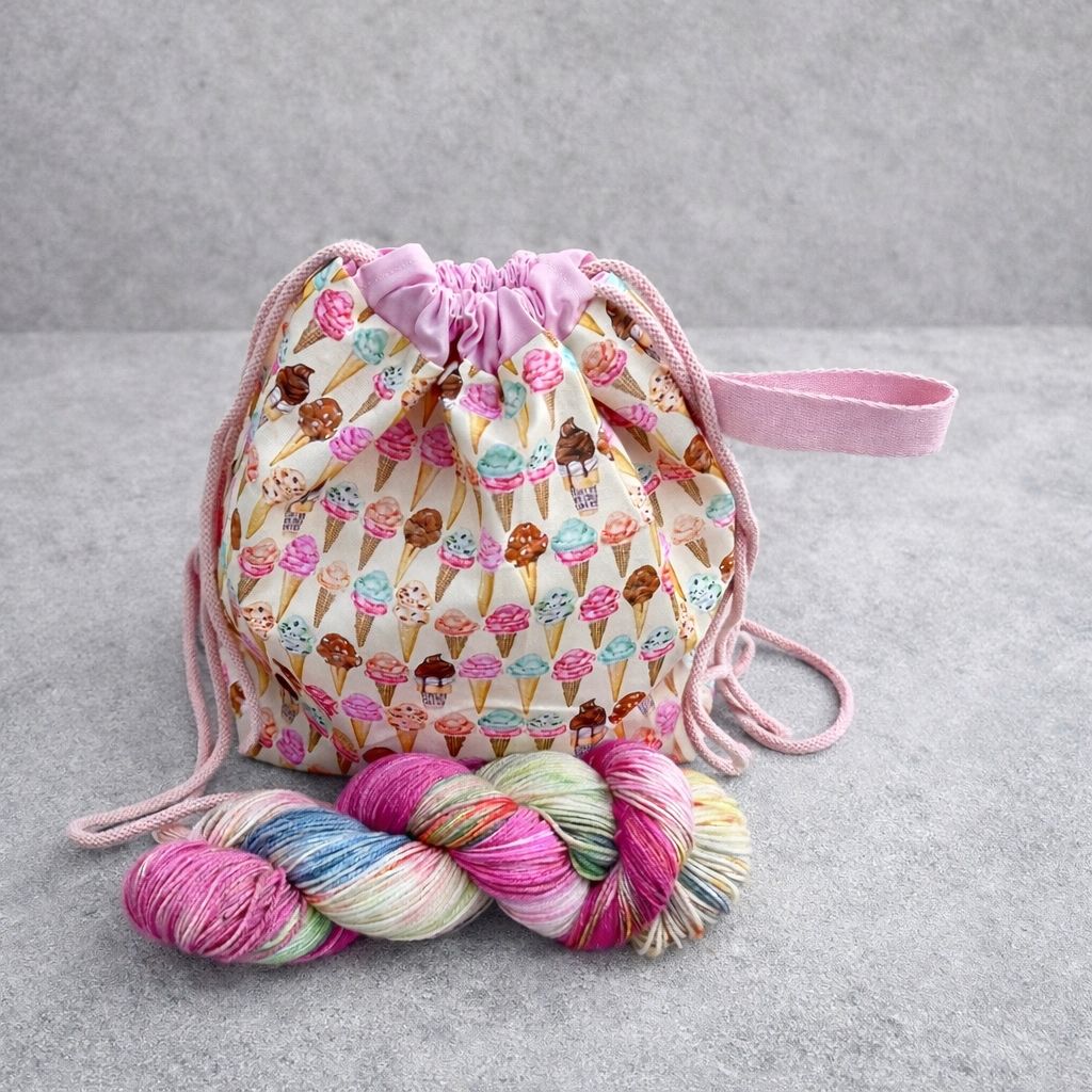 Projektbeutel „Ice Cream Dream“ mit 1 Strang handgefärbte Sockenwolle