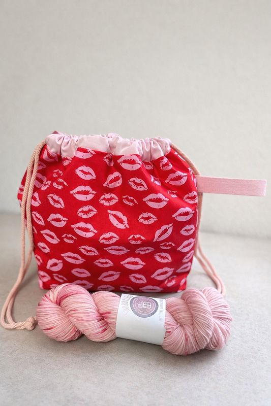 ? Projektbeutel „Lip Kiss“ - verlieb’ dich in dein nächstes Projekt ? mit 1 Strang handgefärbte Sockenwolle