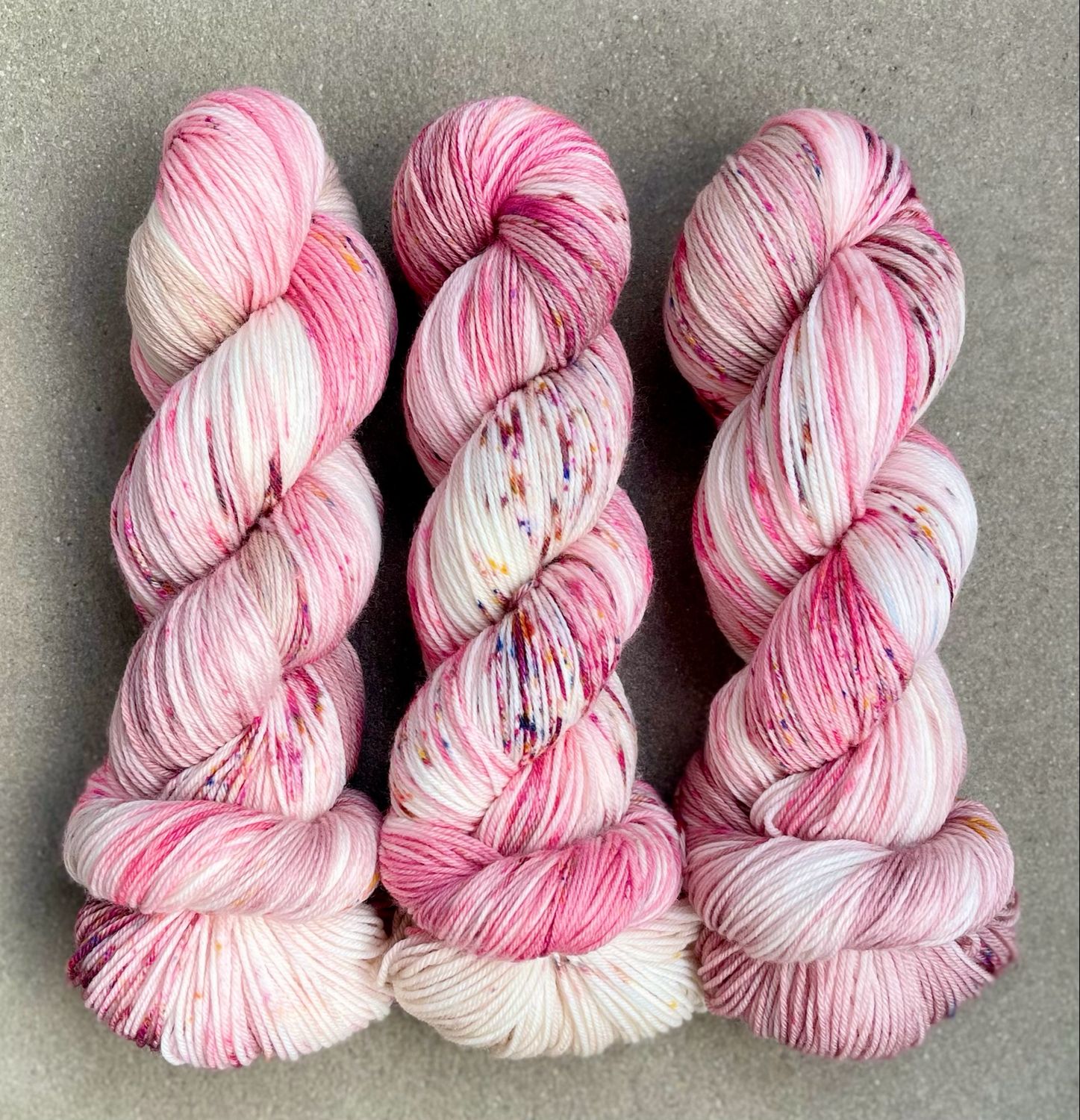 Sockenwolle 4-fach, 100g, Merino extrafine "Kirschbaiser mit Streusel"