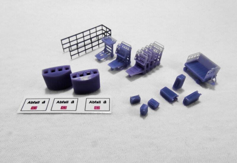 11010 Bahnsteig Set (13 Teilig = Gepäcktrolly 1+2+5, inkl. 3+3 Koffer, 1x Gitter, 2x Müllbehälter, 1x Gepäckwagen) 17010 11010 Bahnsteig Set (13 Teilig = Gepäcktrolly 1+2+5, inkl. 3+3 Koffer, 1x Gitter, 2x Müllbehälter, 1x Gepäckwagen) 17010