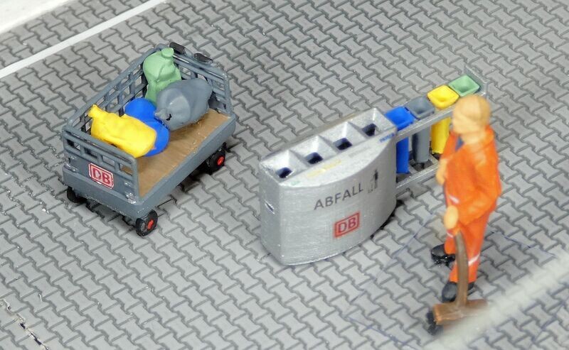 11020 Modernes Bahnsteig Set 10 Teilig (1x Abfallbehälter offen inkl.2xDecals, 4x Müllsäcke schmal zum einhängen, 4x Müllsäcke groß, 1x Gepäckwagen) 11020 Modernes Bahnsteig Set 10 Teilig (1x Abfallbehälter offen inkl.2xDecals, 4x Müllsäcke schmal zum einhängen, 4x Müllsäcke groß, 1x Gepäckwagen)