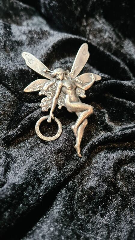 Jugendstil Brosche "Große Fee mit Ring"