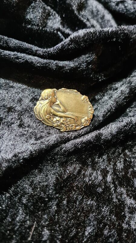 Jugendstil Brosche "Frau"