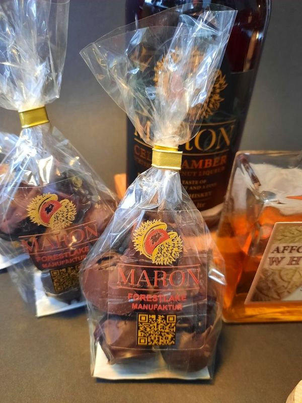 Neu: MARON-Praline. Dunkle Schokolade mit Whiskey-Kastanien-Likör-Creme Füllung, ab sofort erhältlich: Verpackungseinheit: 1 Tüte mit 6 Pralinen, ca. 90g. Neu: MARON-Praline. Dunkle Schokolade mit Whiskey-Kastanien-Likör-Creme Füllung, ab sofort erhältlich: Verpackungseinheit: 1 Tüte mit 6 Pralinen, ca. 90g.