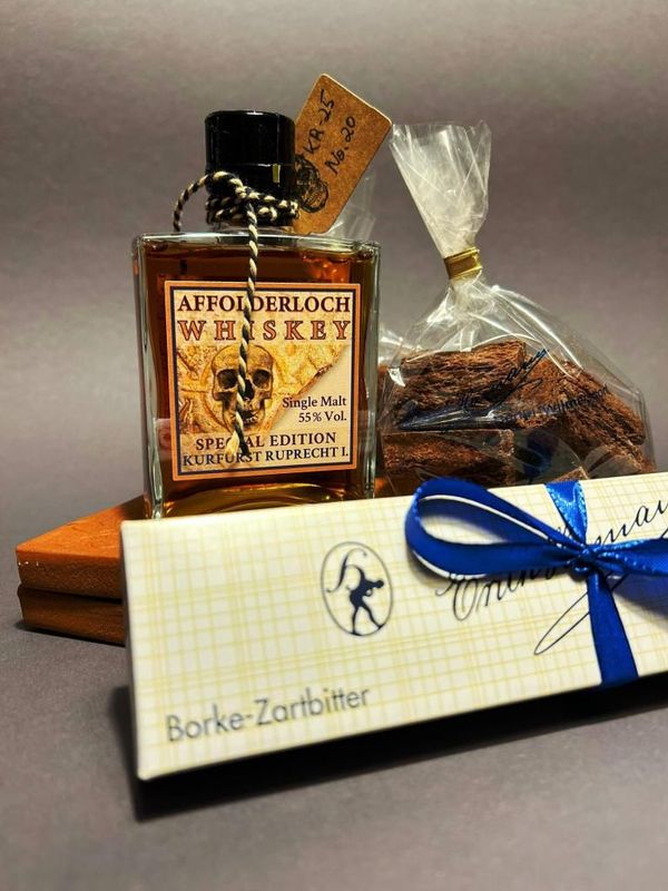 Affolderloch Special Edition: Kurfürst Ruprecht I. , 200ml in der rechteckigen Flasche zuammen mit 100g dunkler leckerer Borkenschokolade von Erich Hamann. Affolderloch Special Edition: Kurfürst Ruprecht I. , 200ml in der rechteckigen Flasche zuammen mit 100g dunkler leckerer Borkenschokolade von Erich Hamann.