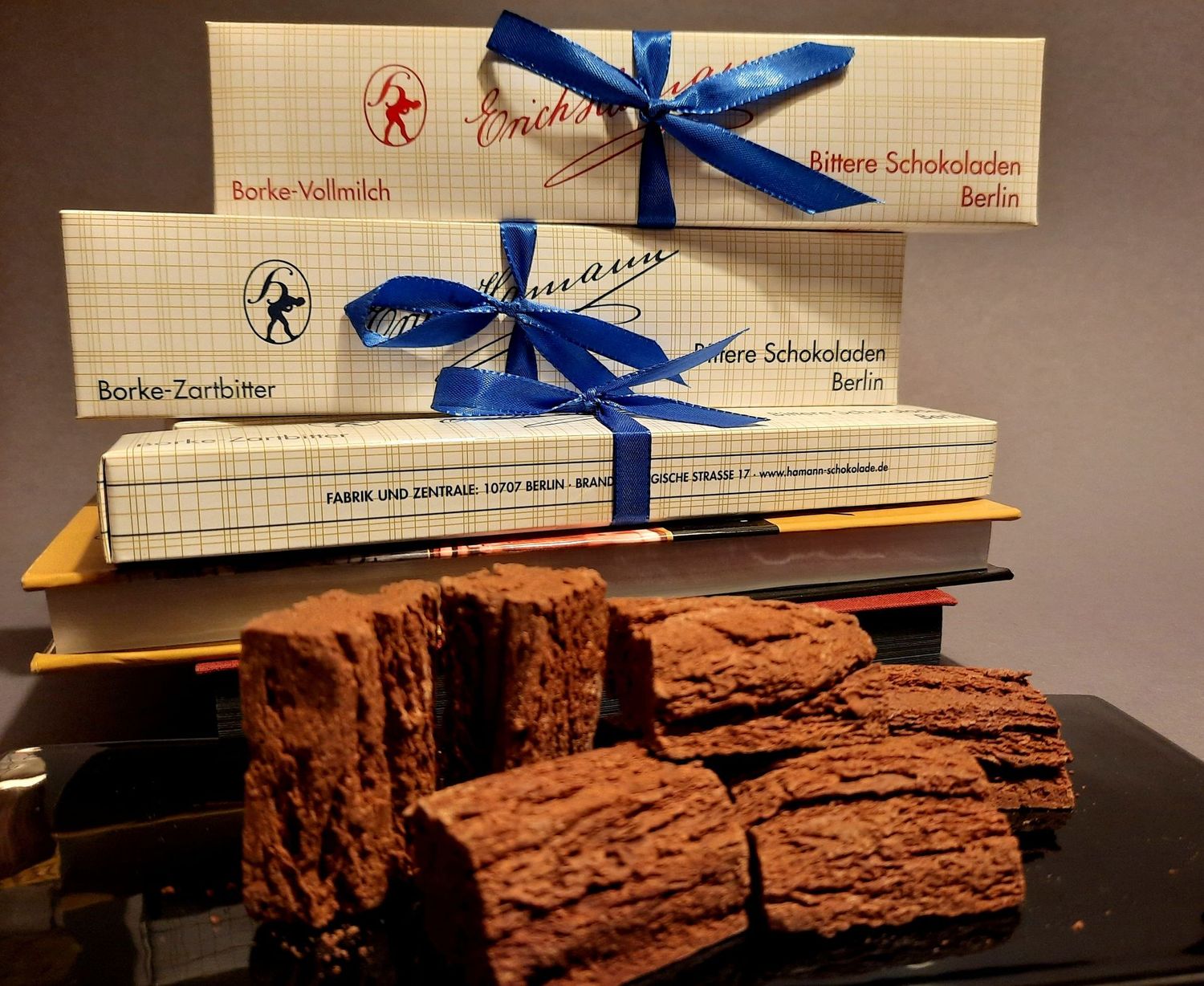 Borkenschokolade von Erich Hamann! Bestellbar ab einer Abnahmemenge von 3 Packungen á 7,50 Euro. Oder im Paket mit MARON oder Affolderloch Single Malt. Borkenschokolade von Erich Hamann! Bestellbar ab einer Abnahmemenge von 3 Packungen á 7,50 Euro. Oder im Paket mit MARON oder Affolderloch Single Malt.