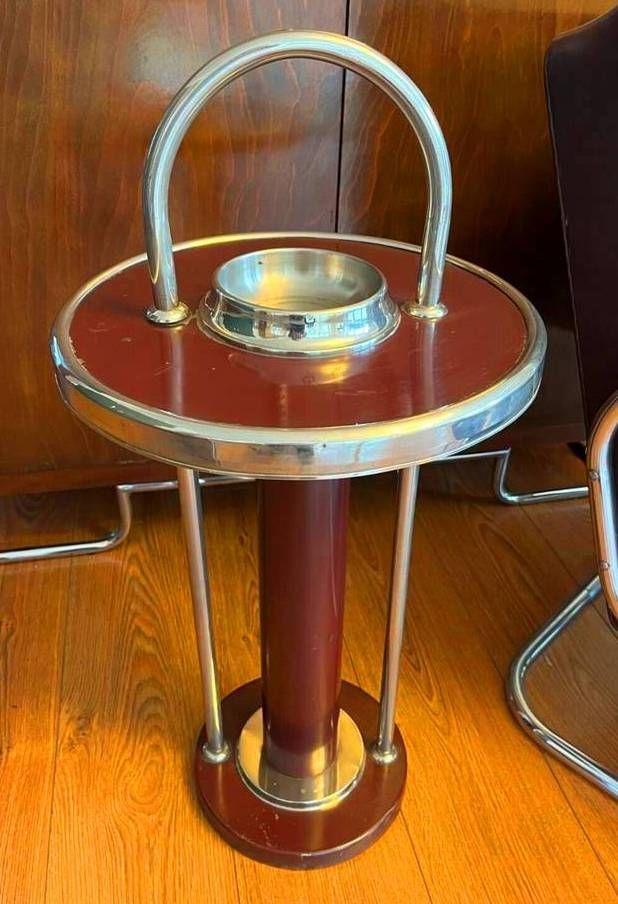 Bauhaus-Style /  ART DECO Rauchertisch 1930er Jahre. Chrom, lackiert mit Patina, Originalzustand, absolutes Einzelstück