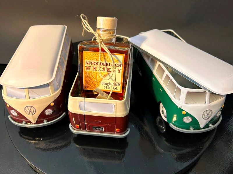 1 Flasche Affolderloch Single Malt Whiskey -  mit 51% Alkohol in der 200ml Flasche im Blech-VW Bus (ohne Deko).