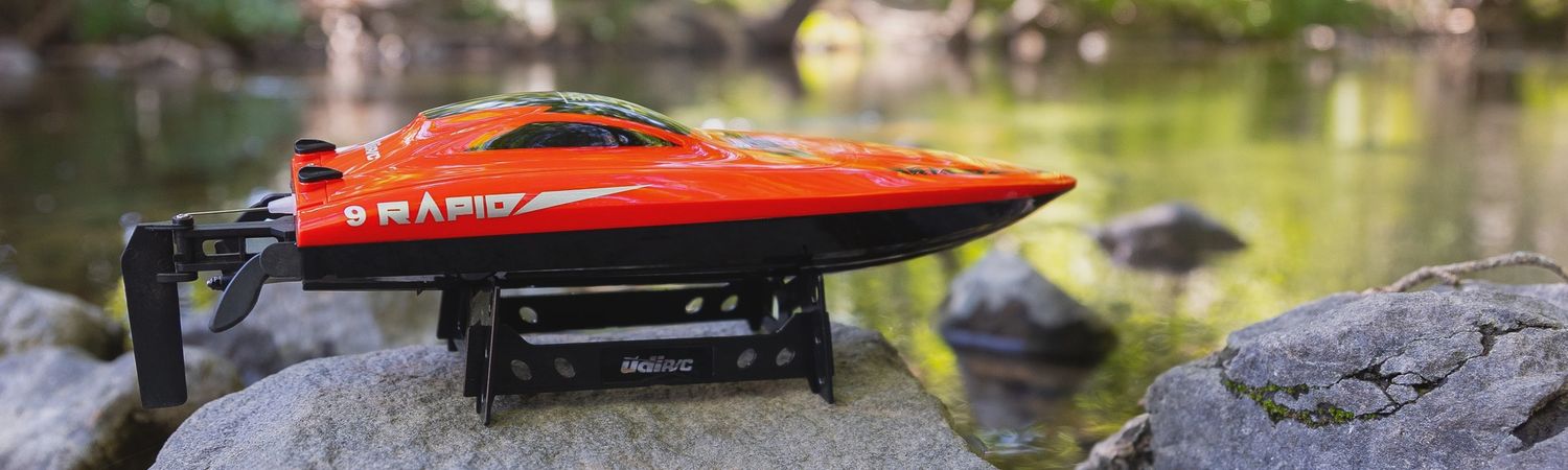 UDI RC Rapid 17" High Speed Brushed Self-Righting RTR Electric Boat w/2.4GHz Radio, Battery &amp; Charger