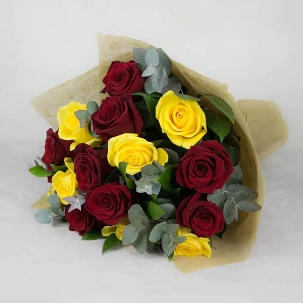 Букет изготовлен из красных и желтых роз. Примерная длина букета 60 см.