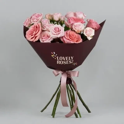 В букете использованы 4 розовые розы, 5 розовых кустовых роз. Примерная высота букета 50 см.
