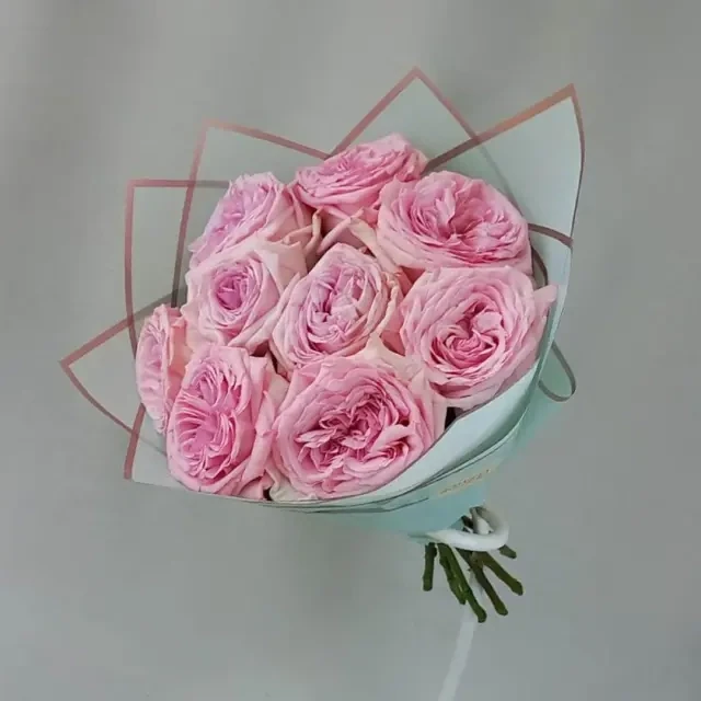 Букет составлен из 9 розовых ароматных роз.

