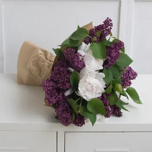Bouquet with lilac and roses (4 roses)