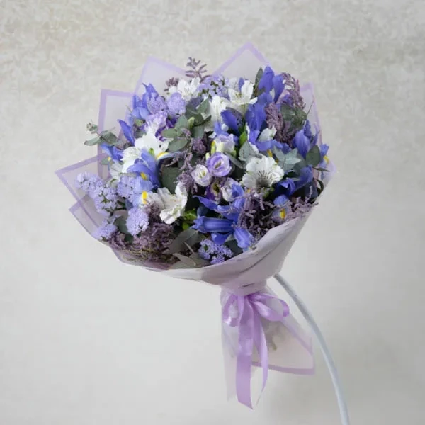 Bouquet in cold colors