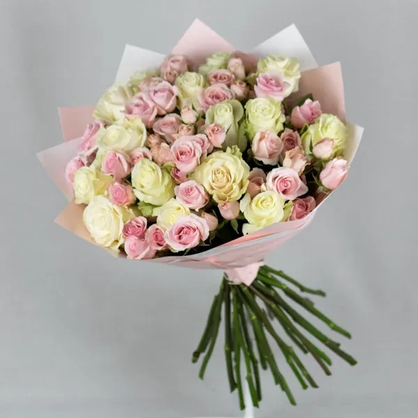 Большой букет из белых и розовых эквадорских роз, размером примерно 60-70 см.
