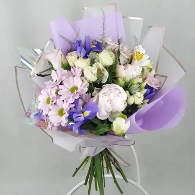Mix bouquet in purple shades