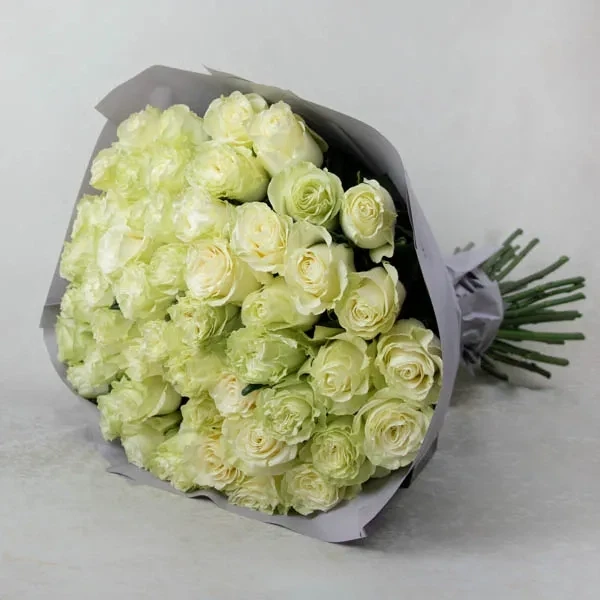 The bouquet is made of 50 white roses. A white rose of the Mondial variety is used in the bouquet.