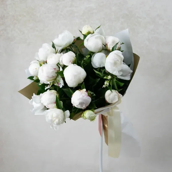 )Bouquet of white peonies (18 stems)