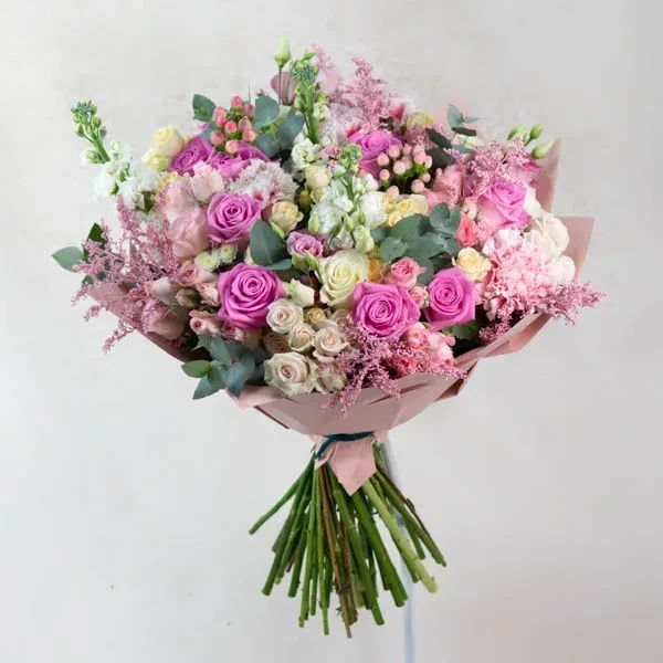 Красивый букет с разноцветными розами в бело-розовых тонах.
