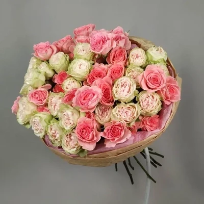 Bouquet in large headed sprary roses