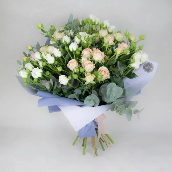 A bright bouquet made of white roses.
