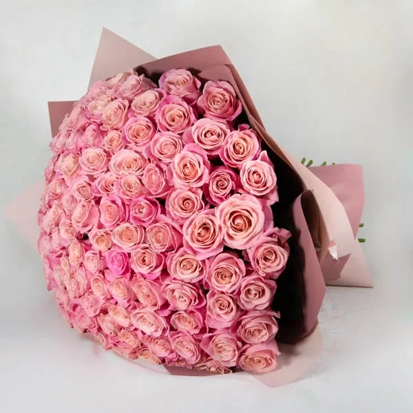 The bouquet is made with 100 pink roses.