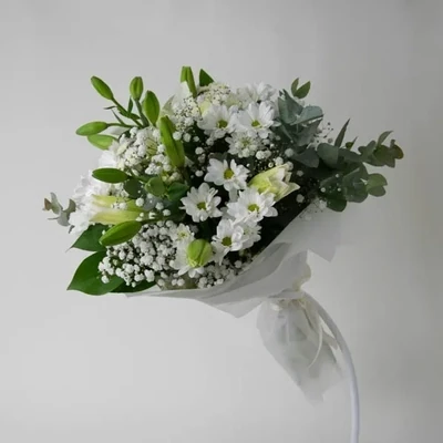 The bouquet is made of chrysanthemums and lilies.