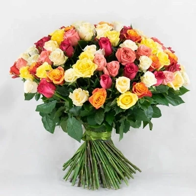 Букет составлен из 101 разноцветной розы теплых тонов.
