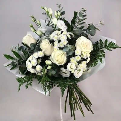 The bouquet is made of seasonal white flowers.