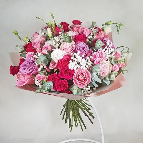 The bouquet is made with roses in pink tones.