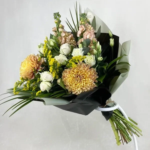 Bouquet with single-headed chrysanthemums