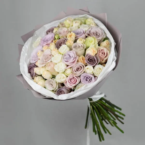 Bouquet with roses in calm tones (30 pcs)